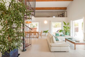 تلفزيون ذكي، ألعاب فيديو، كرة قدم الطاولة، تنس طاولة