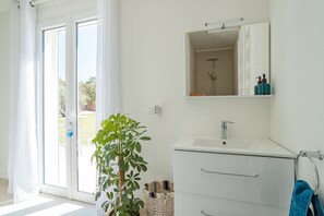 Badewanne, Handtücher, Seife, Shampoo