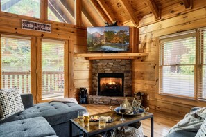 Smart TV, chimenea y oficina 