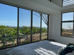 3 bedrooms, desk, travel cot, free WiFi - 5 Mins to the Beach! 🏝️ Gated Community, Private Pool, Ocean & Mountain Views! (Marbella)