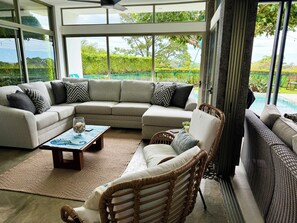 Smart TV - 5 Mins to the Beach! 🏝️ Gated Community, Private Pool, Ocean & Mountain Views! (Marbella)