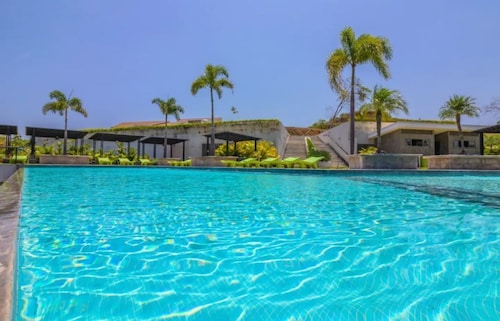 5 Mins to the Beach! 🏝️ Gated Community, Private Pool, Ocean & Mountain Views!