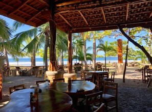 Outdoor dining - 5 Mins to the Beach! 🏝️ Gated Community, Private Pool, Ocean & Mountain Views! (Marbella)