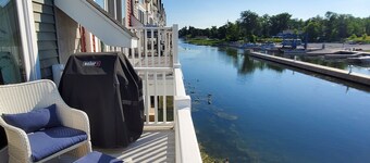 Villa & Boathouse on quiet bay with marina acess- short walk or bike to Alex Bay