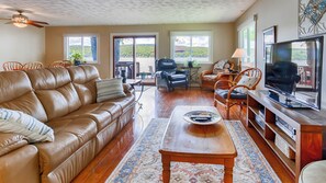 テレビ、暖炉、書庫