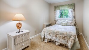 4 bedrooms, iron/ironing board, internet, bed sheets