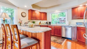 冷蔵庫、電子レンジ、オーブン、コンロ