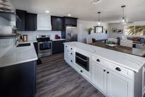 Frigorifero, microonde, forno, piano cottura