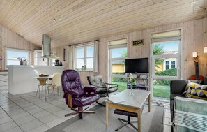 TV, fireplace - Nice home in Frederikshavn with WiFi (Frederikshavn)