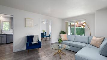 Een televisie en een open haard