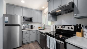 Een koelkast, een oven, een kookplaat, een koffiezetapparaat/waterkoker