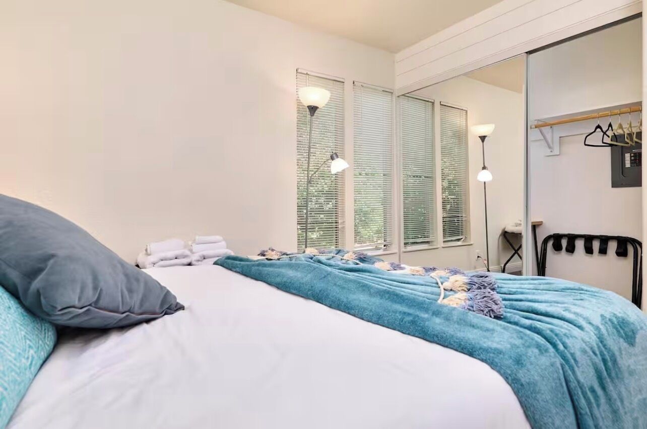 2 quartos, escrivaninha, ferros/tábuas de passar roupa