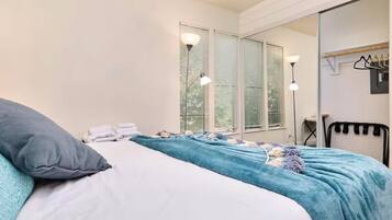 2 quartos, escrivaninha, ferros/tábuas de passar roupa