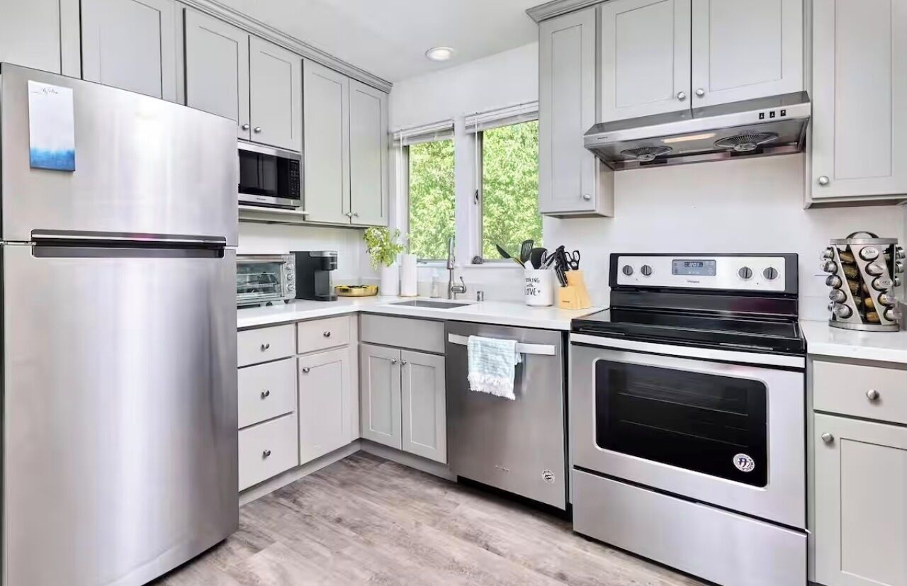 Geladeira, fogão, cooktop, cafeteira/chaleira