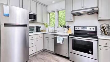 Geladeira, fogão, cooktop, cafeteira/chaleira