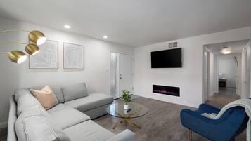 Een televisie en een open haard