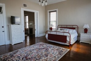 2 Schlafzimmer, Schreibtisch, Bügeleisen/Bügelbrett, Reisekinderbett
