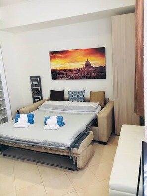 1 habitación, tabla de planchar con plancha y cuna de viaje
