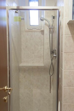 Doccia, asciugacapelli, bidet, asciugamani