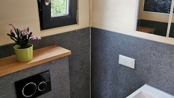 Douche, sĂšche-cheveux, serviettes fournies, savon