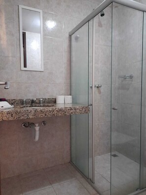 Standard Suite | Bathroom | Shower, towels, soap, toilet paper - Pousada flor D'acucena (Natal)