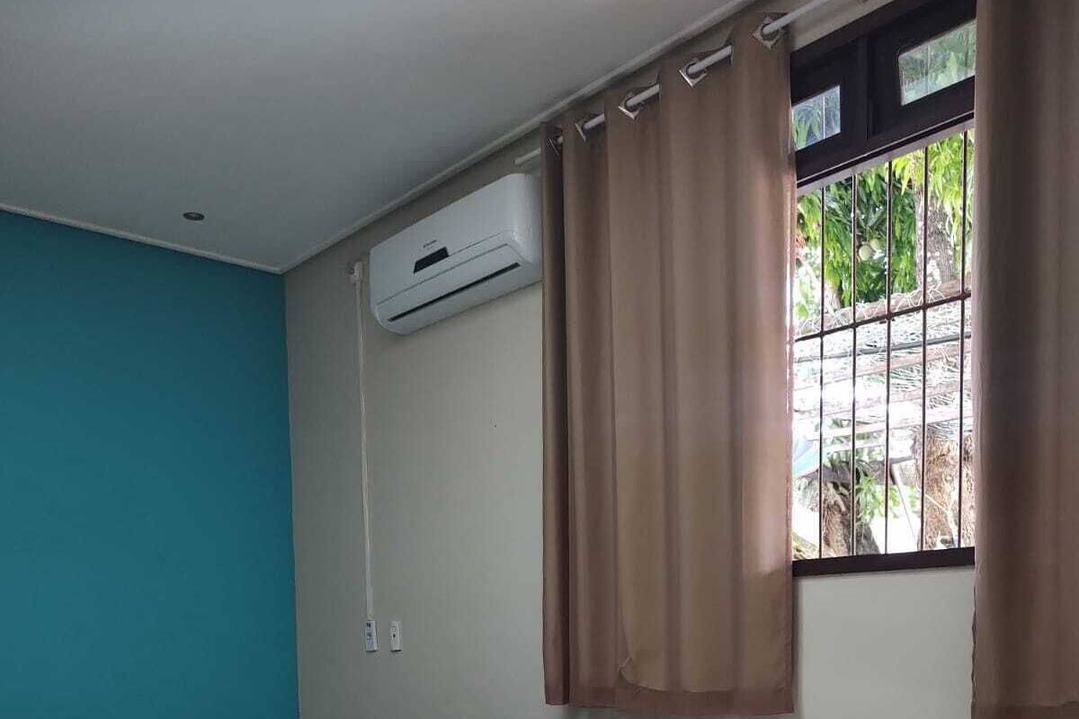 1 habitación, escritorio y espacio para trabajar con laptop 