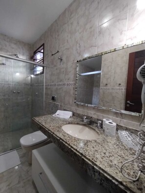 Comfort Room | Bathroom | Shower, towels, soap, toilet paper - Pousada flor D'acucena (Natal)