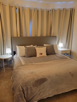 2 bedrooms, desk, iron/ironing board, travel crib