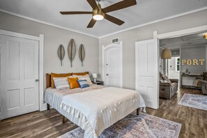 2 bedrooms, iron/ironing board, WiFi, bed sheets - ⭐️New | Beautifully Remodeled | Walk to the Lake ⚓️ (Port Washington)