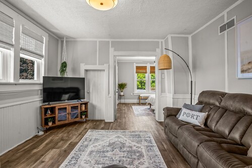 ⭐️New | Beautifully Remodeled | Walk to the Lake ⚓️