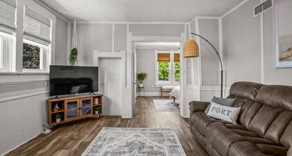 ⭐️New | Beautifully Remodeled | Walk to the Lake ⚓️