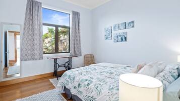 2 bedrooms, iron/ironing board, WiFi