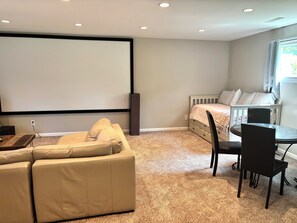 TV connectée, cheminée, lecteur de DVD, baby-foot