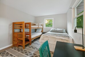 3 chambres, bureau, fer et planche à repasser, lit parapluie