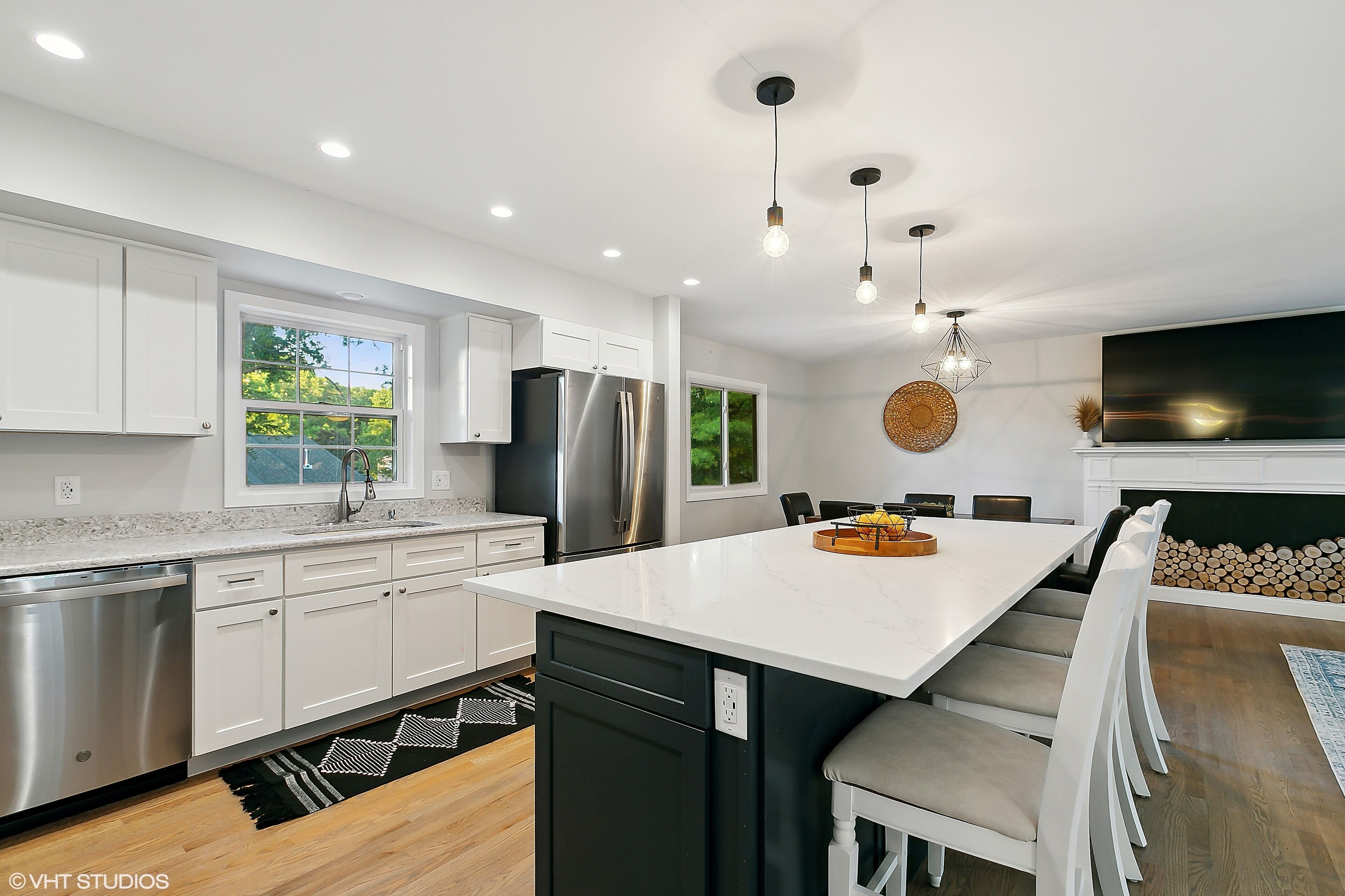 Recently Updated 3 Bedroom House, Fire Pit, Hot Tub, Game Room