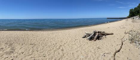 بالقرب من الشاطئ، كراسي للتشمس