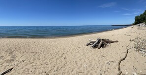 Una playa cerca, sillas reclinables de playa