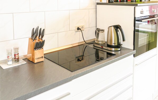 Refrigerador, parrilla de estufa, lavavajillas y cafetera y tetera