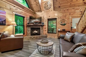 Smart TV, chimenea y videojuegos