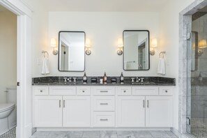 Combined shower/tub, hair dryer, towels, soap - Historic, spacious home in Chevy Chase, perfect for big families! By downtown&UK (Lexington)