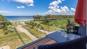 A balcony with a view of the beach, a pathway, and greenery. - Prora Solitaire Sunny Suite (Binz)