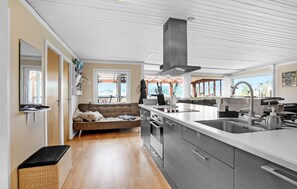 Frigorífico, horno, placa de cocina y lavavajillas