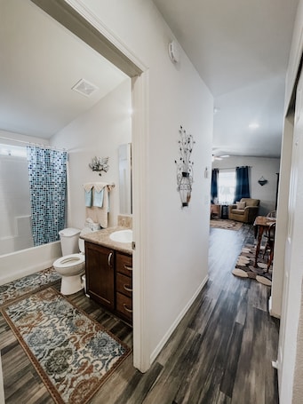 Combined shower/bathtub, hair dryer, towels, soap. Cozy, quiet getaway in the high desert, 10 miles to Roosevelt Lake