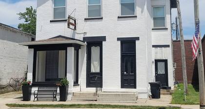 LEOS LOFT- Private Spacious 2 BR Suite in charming town - Only 8 miles to I-70!