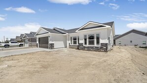 Ein modernes Einfamilienhaus mit Garage, Stein Fundament und Auffahrt.