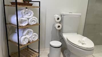 Apartamento | Banheiro | Chuveiro, toalhas de banho