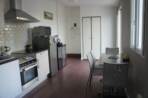 ثلاجة، ميكروويف، فرن، موقد طهي مسطح