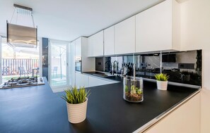 Réfrigérateur, plaque de cuisson, lave-vaisselle, cafetière/bouilloire