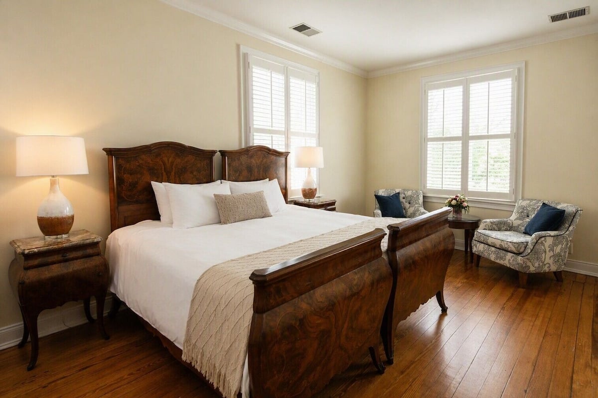 Chambre, 1 très grand lit, salle de bain attenante | Accès au Wi-Fi (inclus)