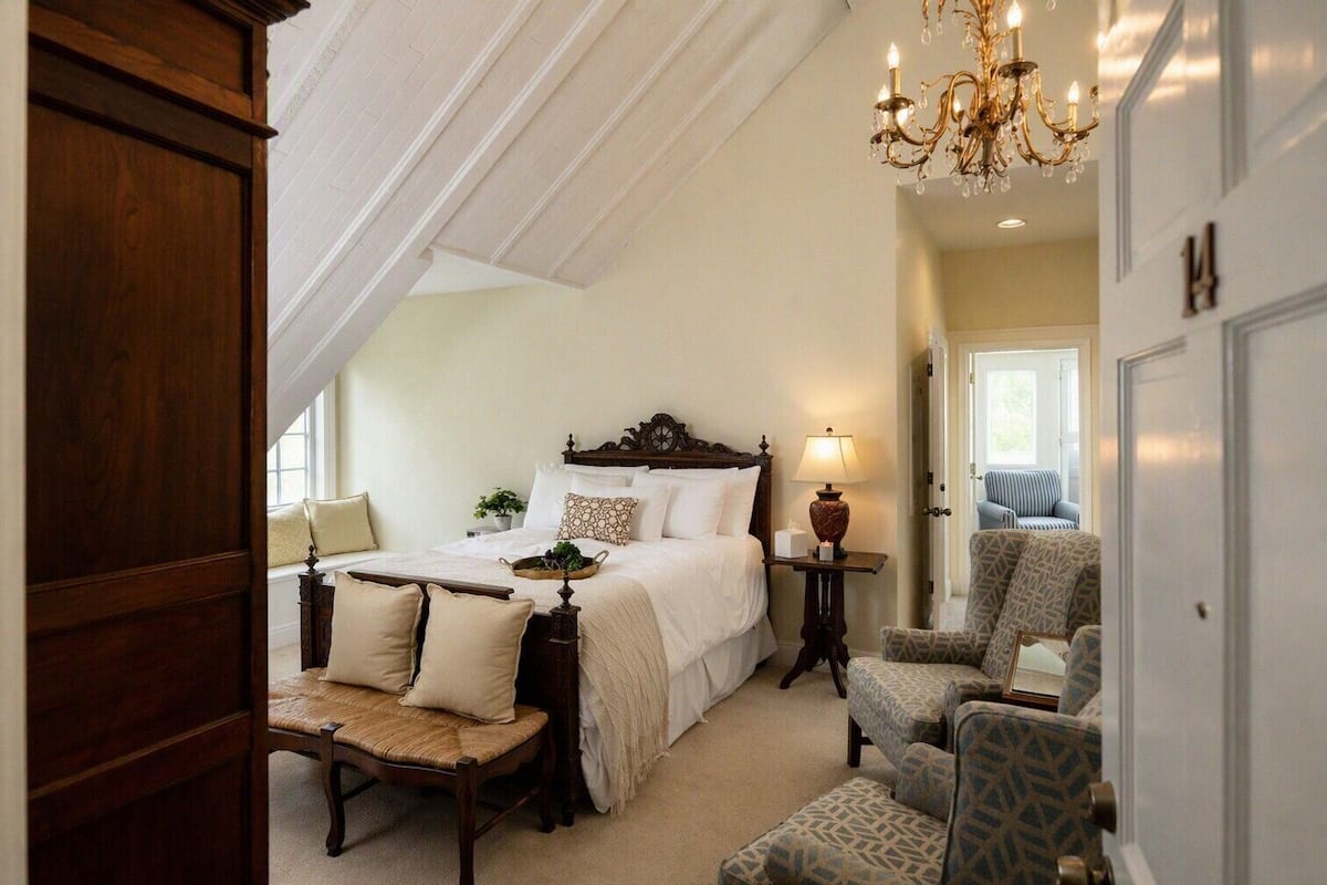 Chambre, 1 grand lit, salle de bain attenante | Accès au Wi-Fi (inclus)